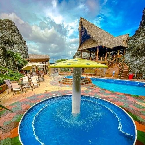Entre-Rocas-un-turicentro-con-piscina-al-aire-libre-rodeado-de-naturaleza-de-Izabal.jpg